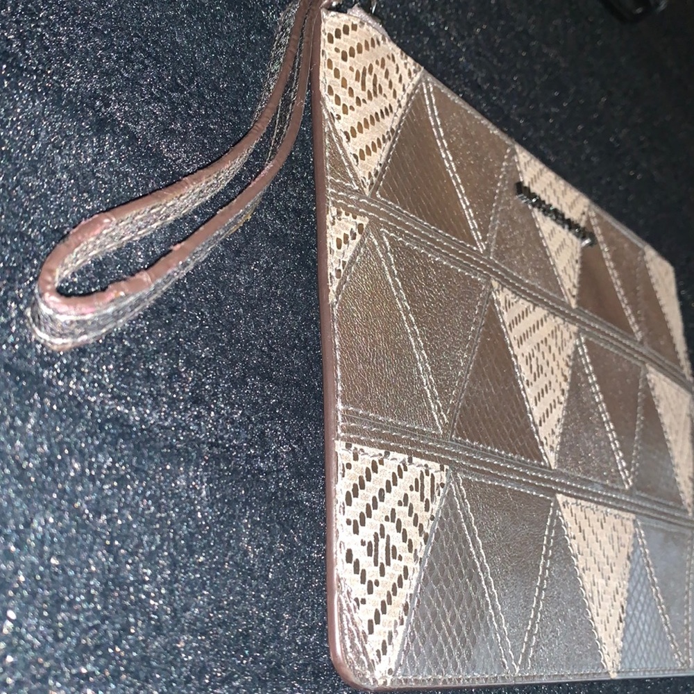 Michael Kors XL Wristlet Clutch Silver Metallic Patchwork w card slots top EUC - Picture 9 of 17